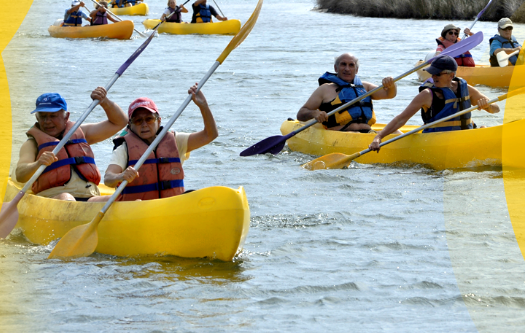 couple en canoe en train de ramer