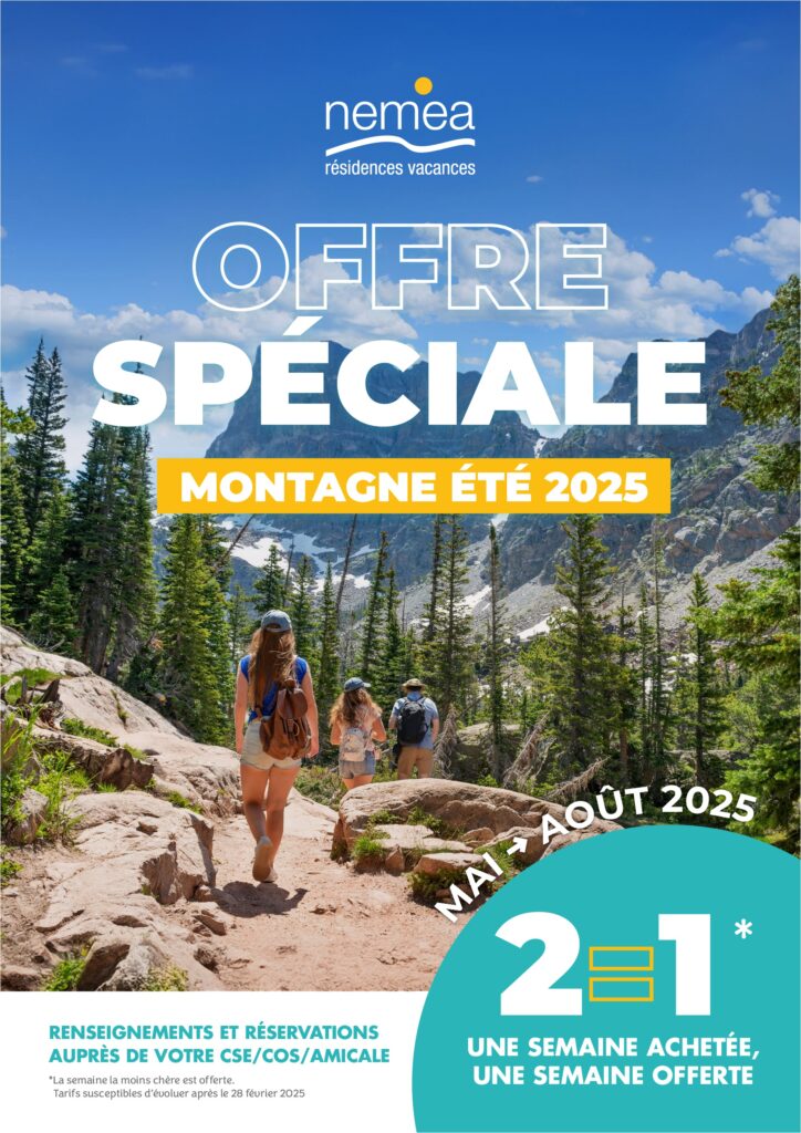 une famillede dos randonne en montagne