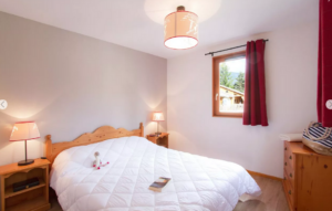 chambre lit drap blanc