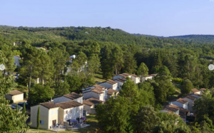 vu d'ensemble des maisonnette du domaine Odalys à salavas