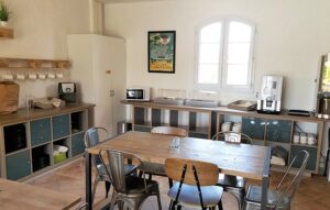 interieur appart table chaises plan de travail