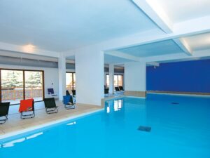 piscine couverte avec transat