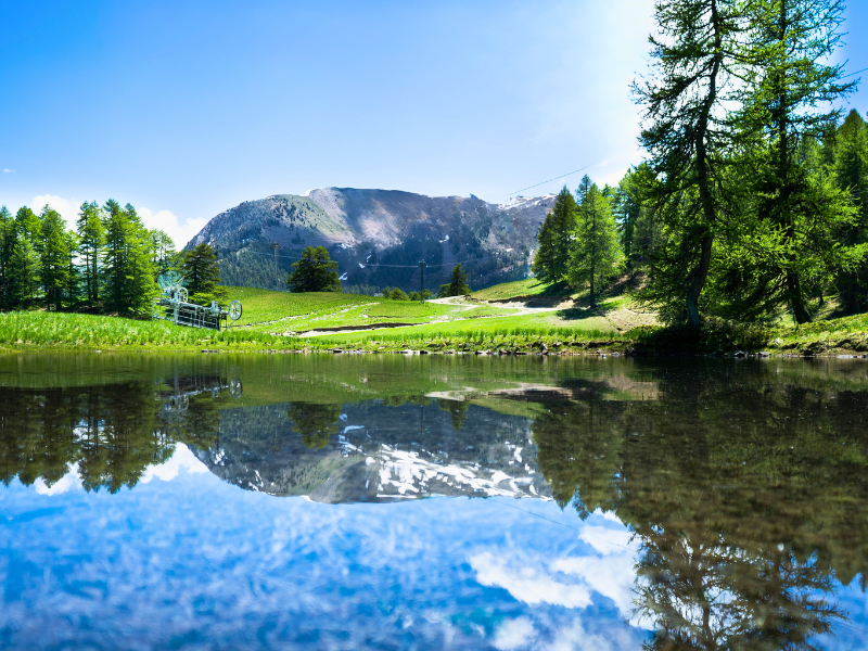 lac montagne verdure ciel bleu