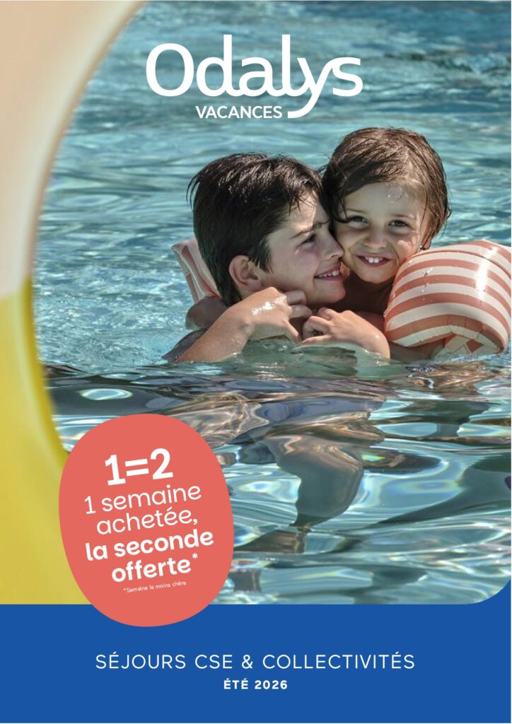 deux enfants jouent dans la piscine et sourient